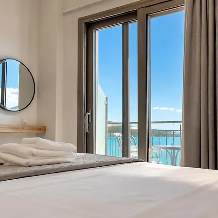 Dolphin Hotel *